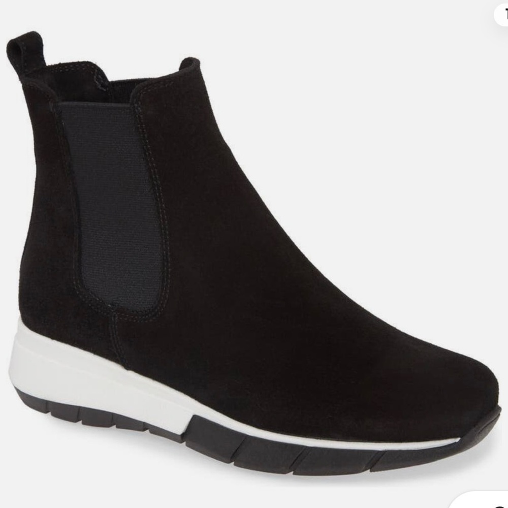 La CANADIENNE Waterproof Black Suede Boots Size 7.5